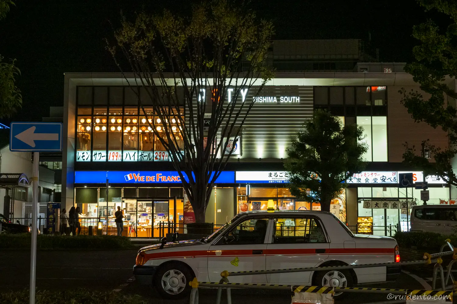 夜の三島駅前とタクシー