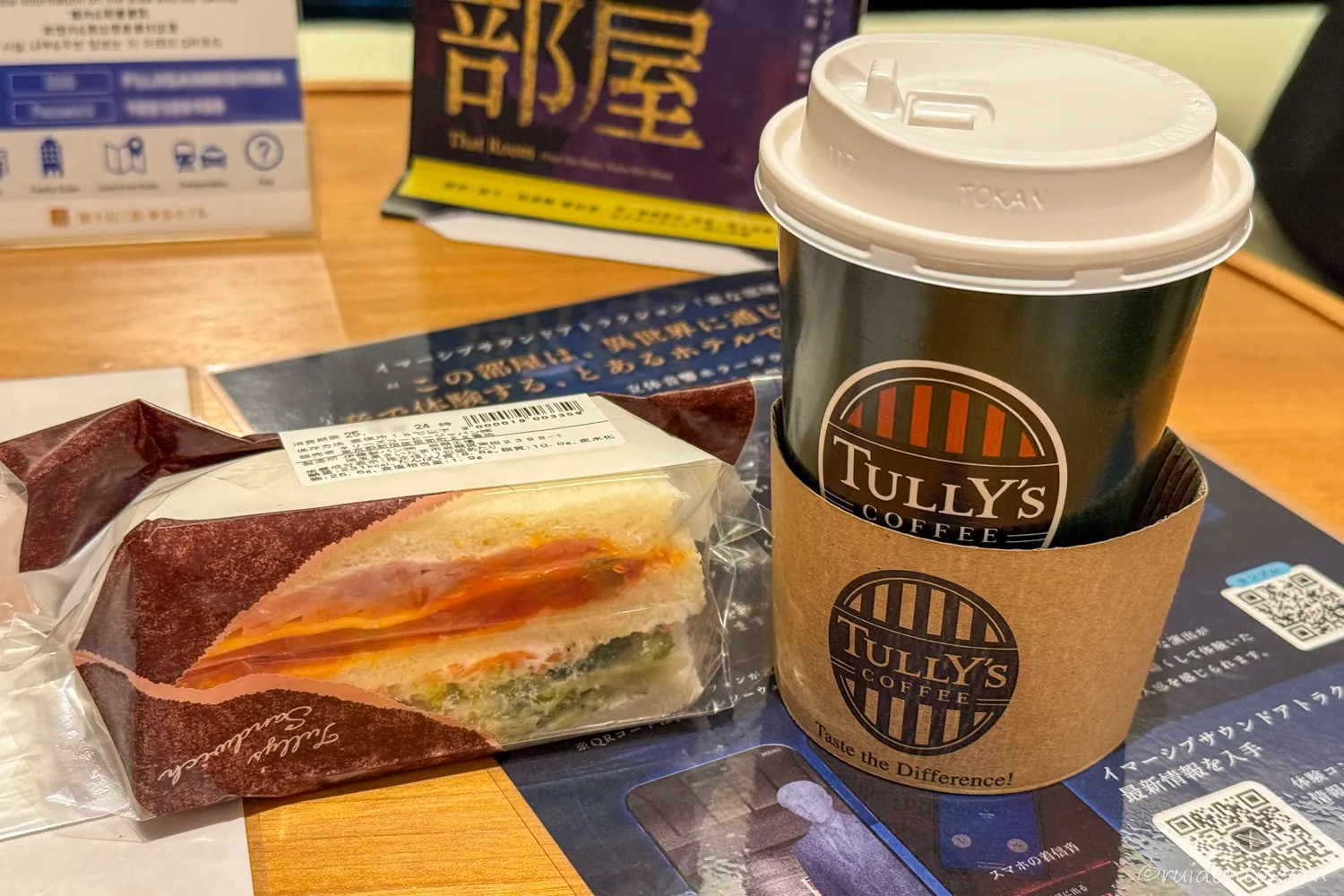 タリーズコーヒーで買ったサンドウィチとホットカフェラテ