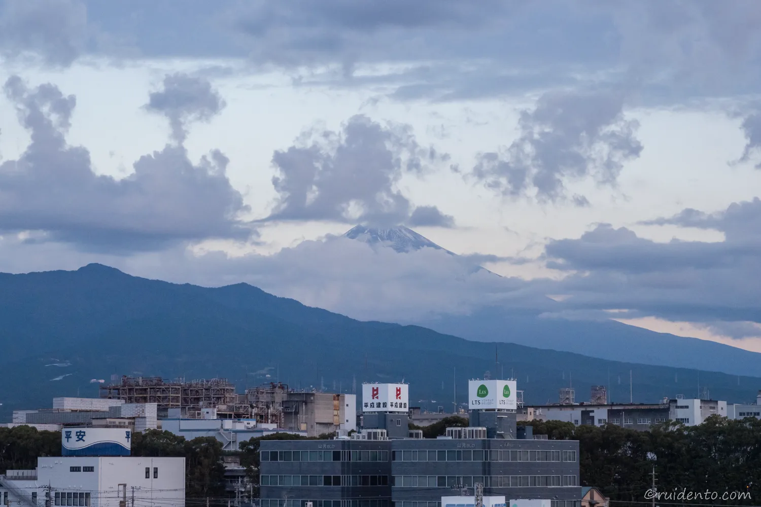 部屋から見る富士山
