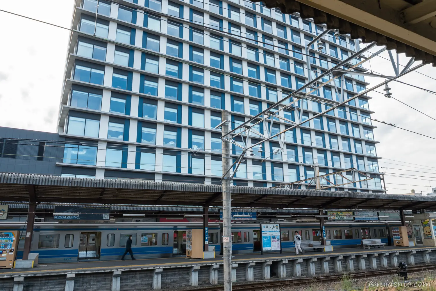 富士山三島東急ホテルを駅のホームから見た様子