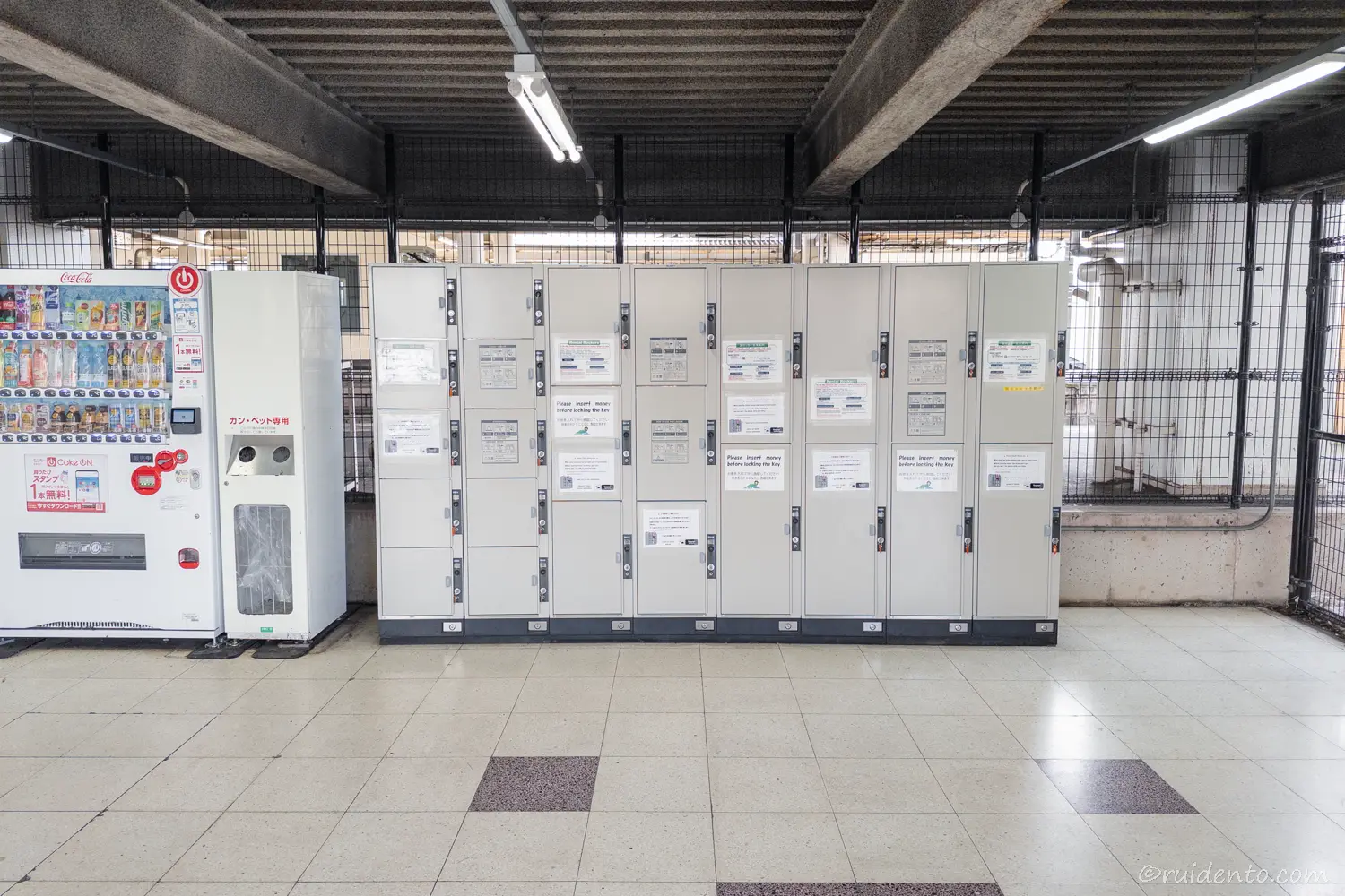 一階のコインロッカー