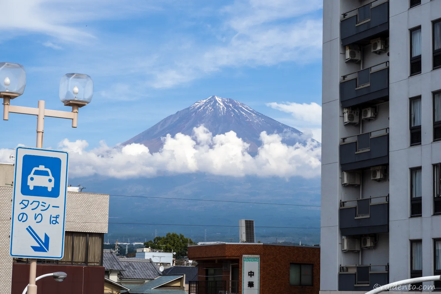 駅を出てすぐに富士山を眺めることができた