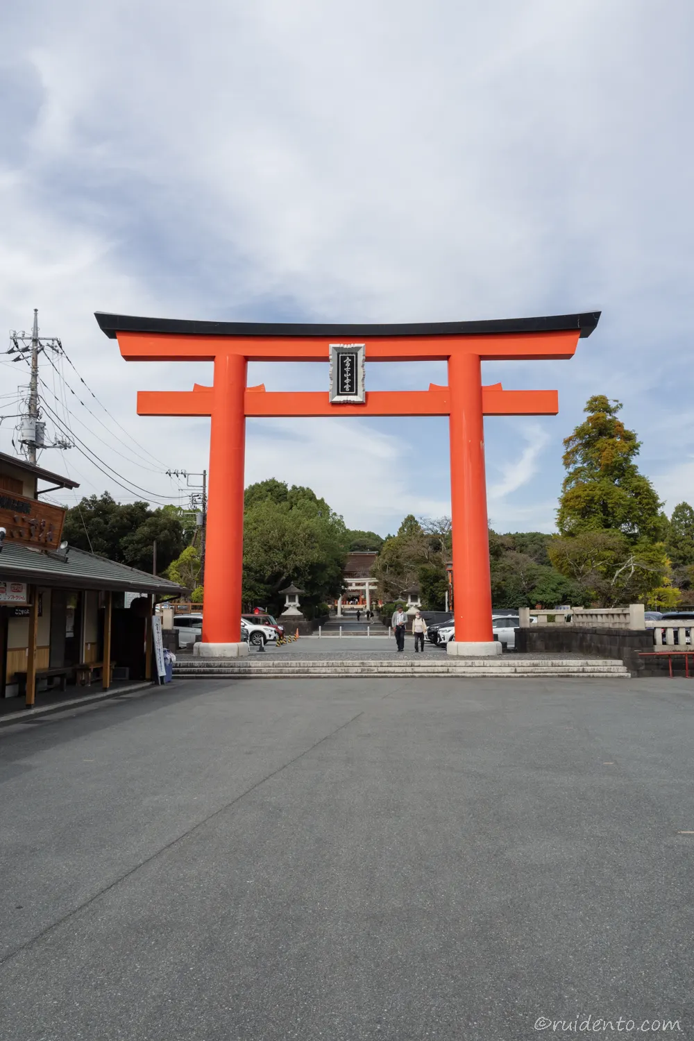 二之鳥居とまっすぐ伸びる参道