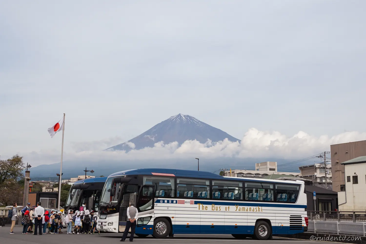 富士山とバスと日本国旗