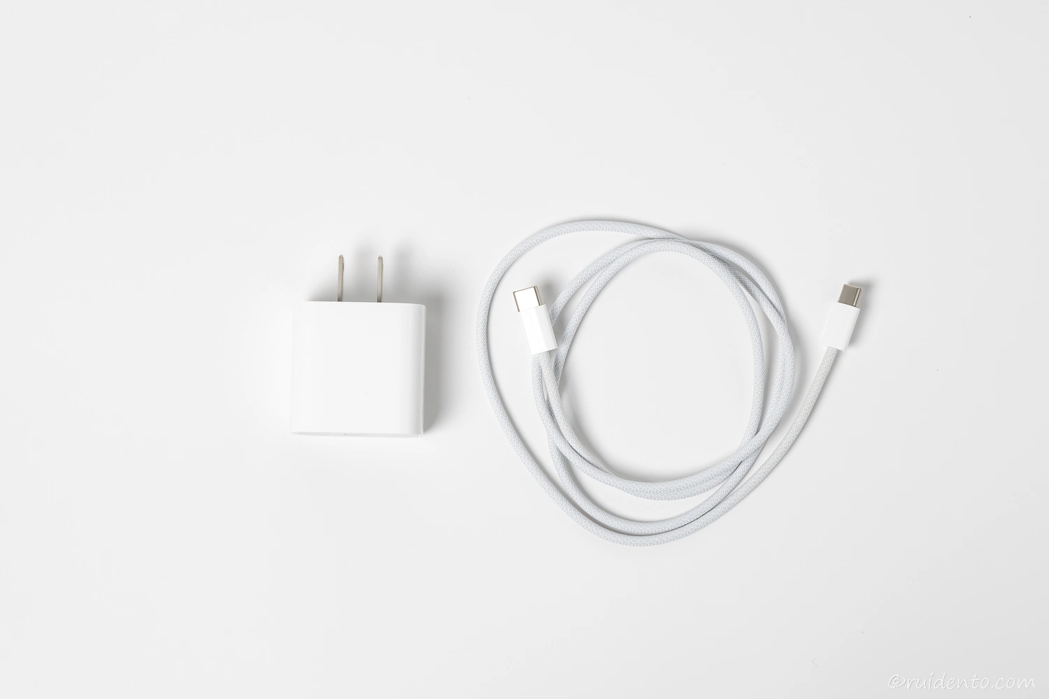 Apple純正20W充電器とUSB-Cケーブル