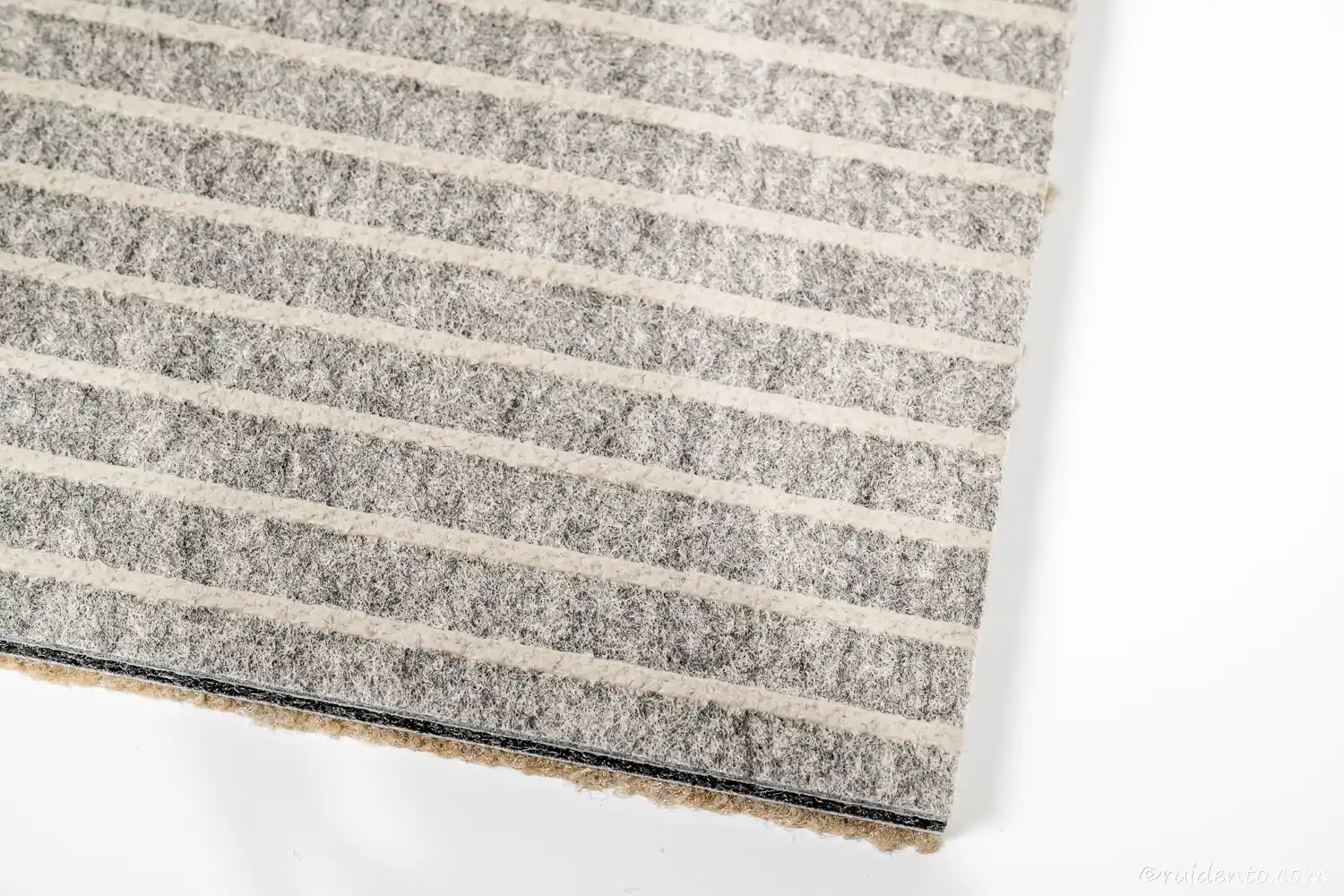 裏面はすべり止め加工