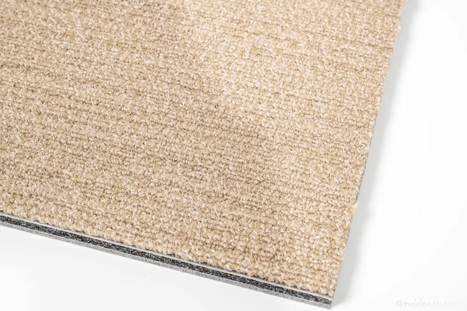 実際にはもう少し白みの強い色