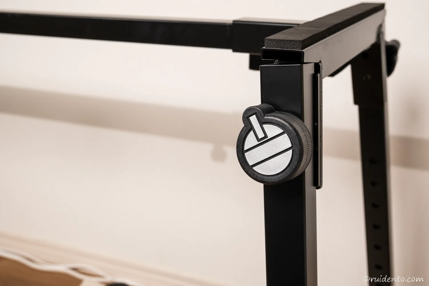 脚部にある特徴的なレバー