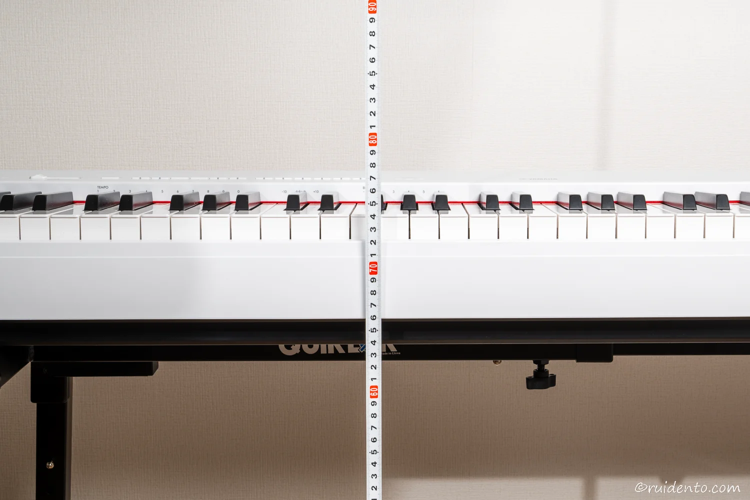 ヤマハ P-225を載せた鍵盤の高さは約74cm