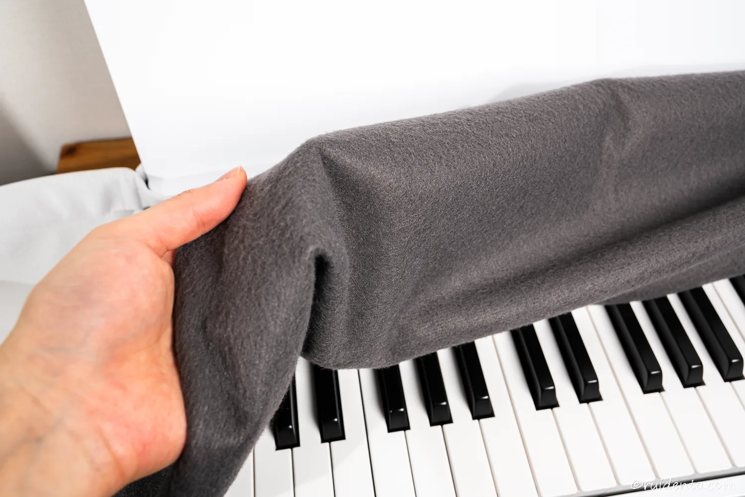 裏地はダークグレーのような落ち着いた色味