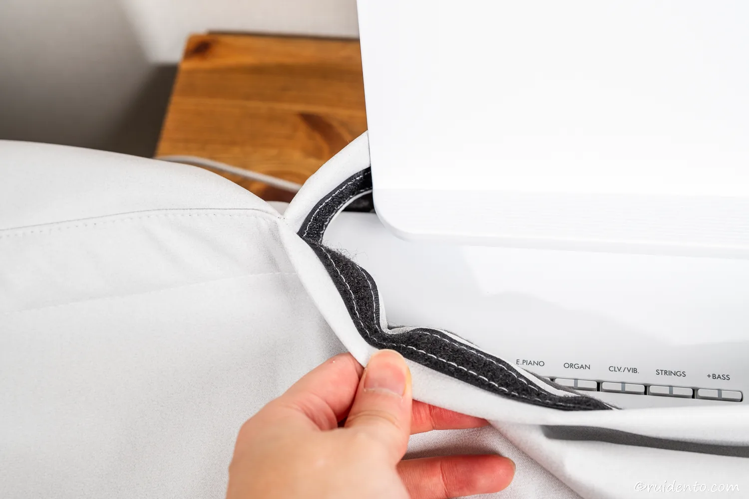 マジックテープで調整できる