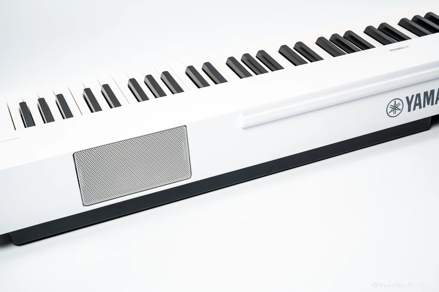 背面には広がりのあるサウンドを実現する2ウェイスピーカー