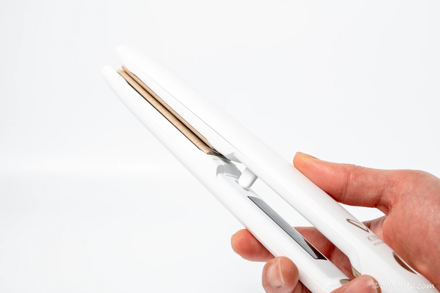 片手でKINOJO Wを持っている様子