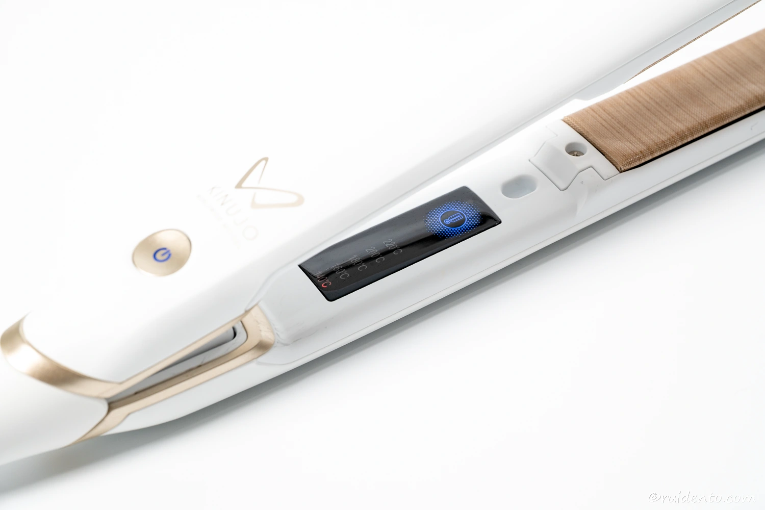 内面にあるタッチパネル式デジタルディスプレイ