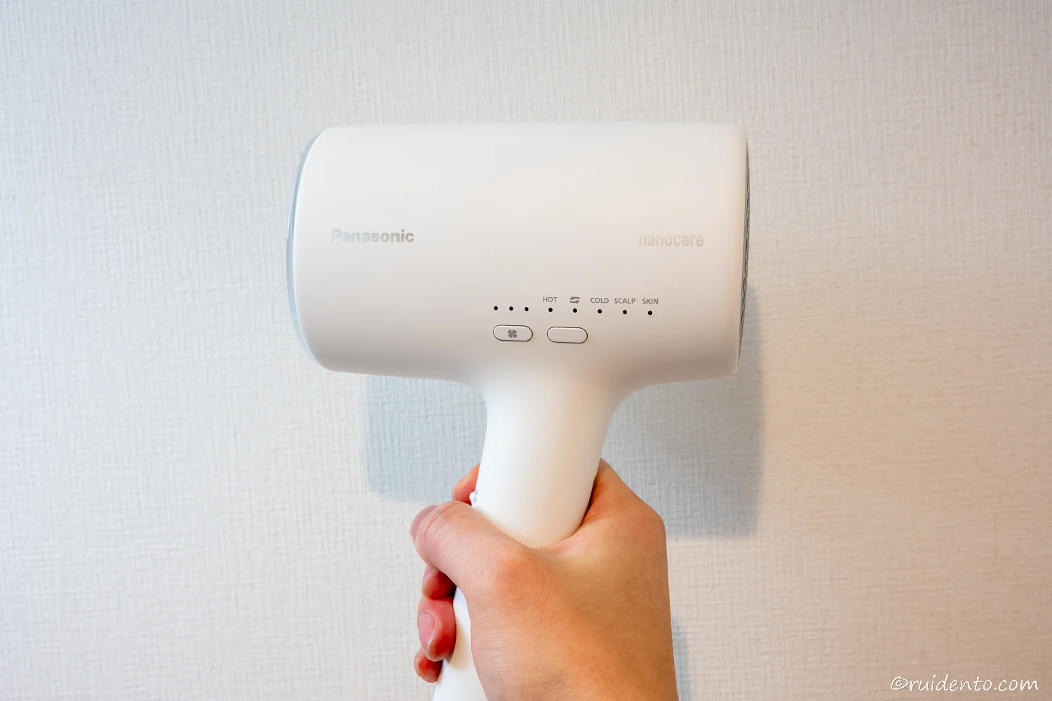 本体がコンパクトで髪に近づけて乾かしやすい,EH-NA0J