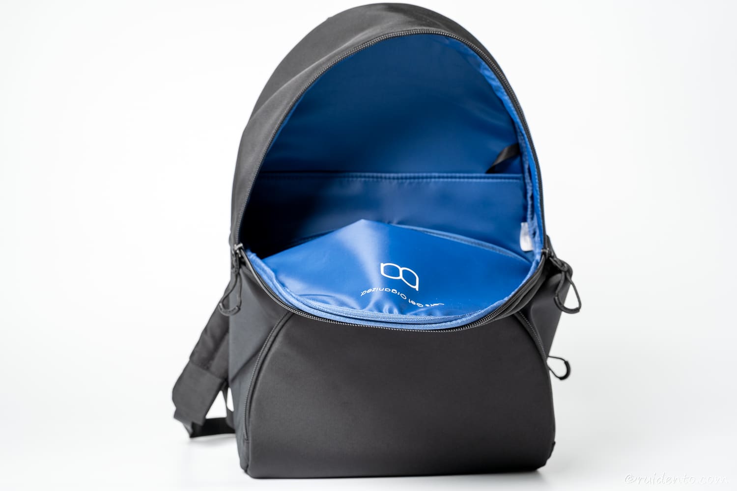 ガジェットも取り出しやすい独自構造