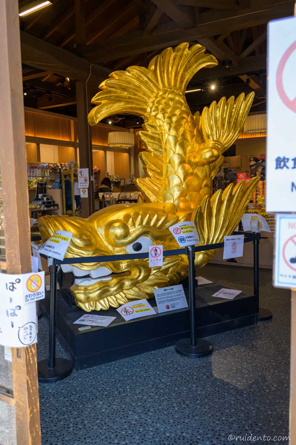 実物大サイズの金シャチが店内に