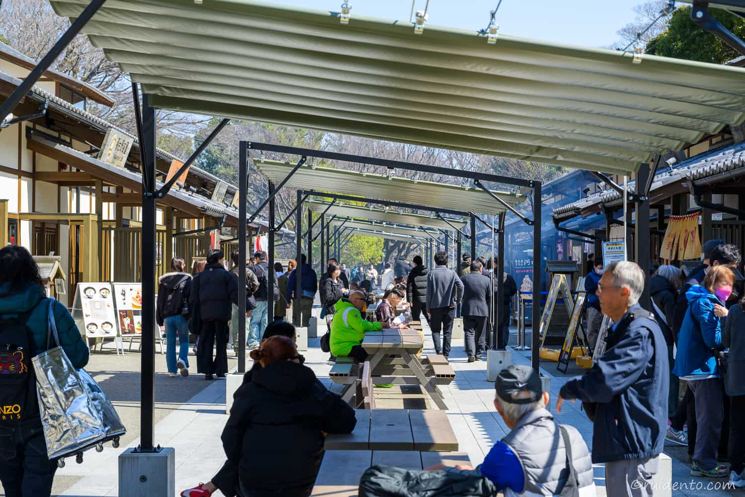 人混みとあたりの様子