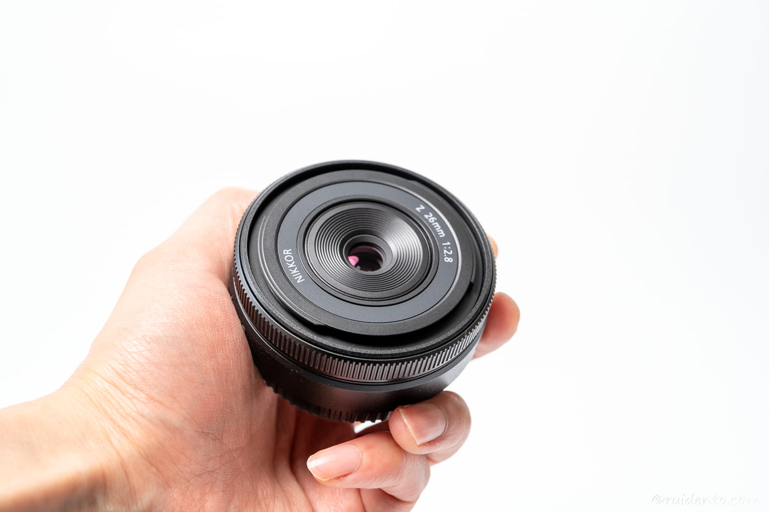 焦点距離は26mmとなっていて、GRよりもやや広めの画角。