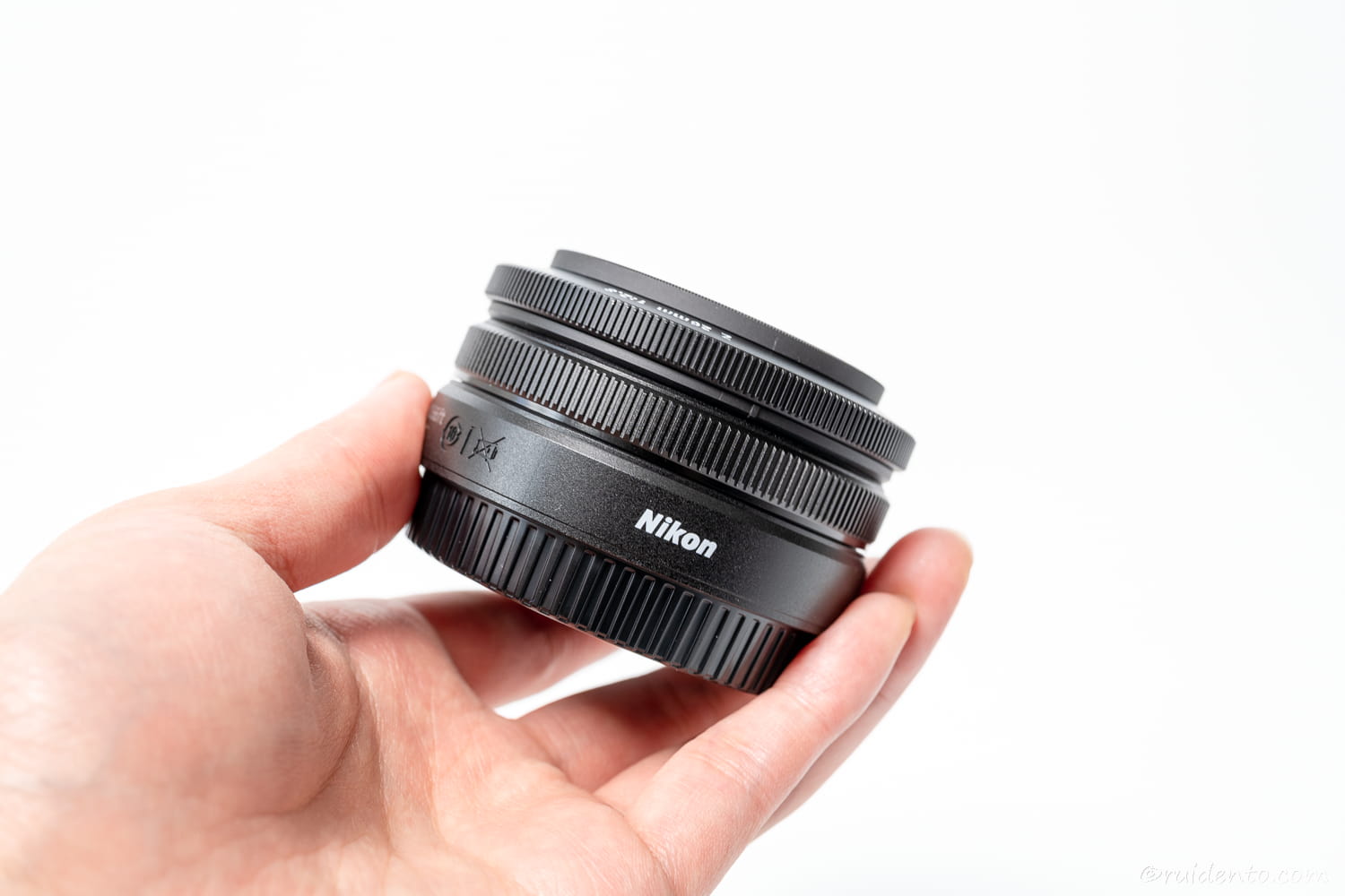 専用のレンズフードを付けないとレンズフィルターが取り付けられない