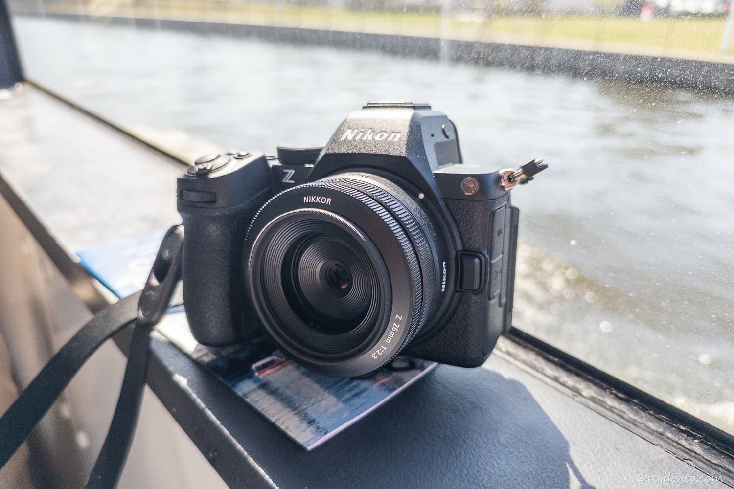 窓際のスペースにカメラを置ける