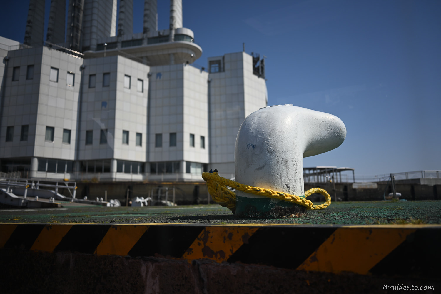 船内の窓ガラス越しの一枚