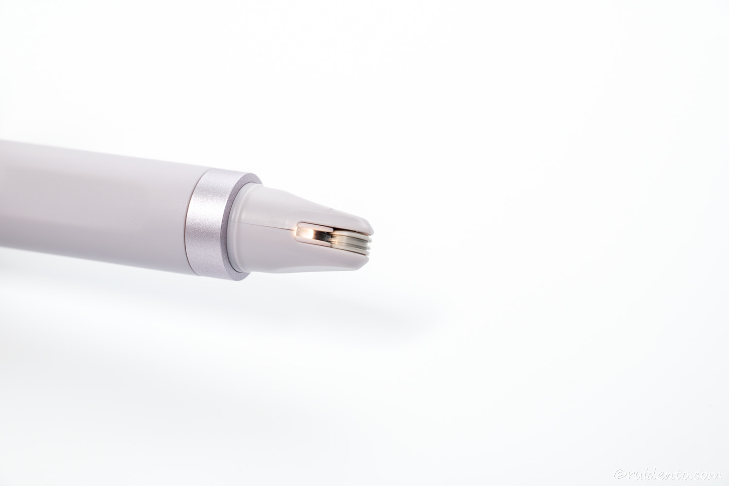 LEDライトのおかげで眉毛を細かく確認できる