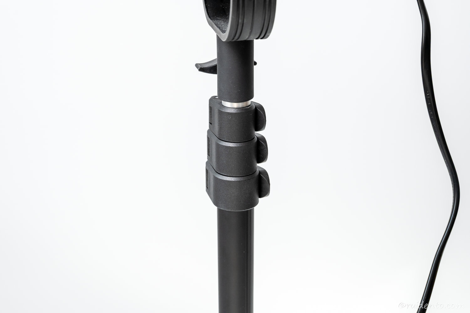 センターポールで瞬時に調整できる