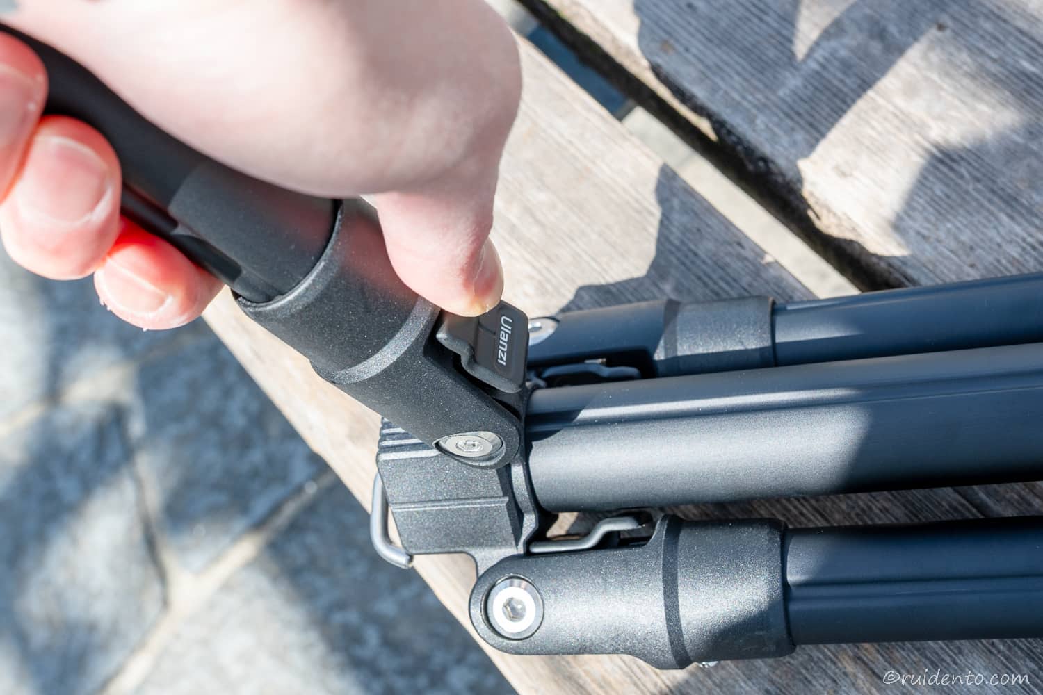 スタンド部分は逆折れ格納設計