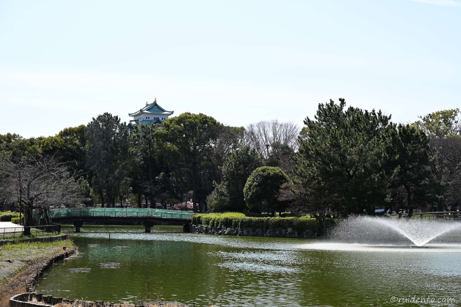 おふけ池と天守閣