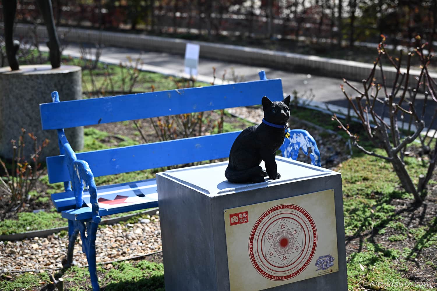 青いベンチと黒猫のオブジェ